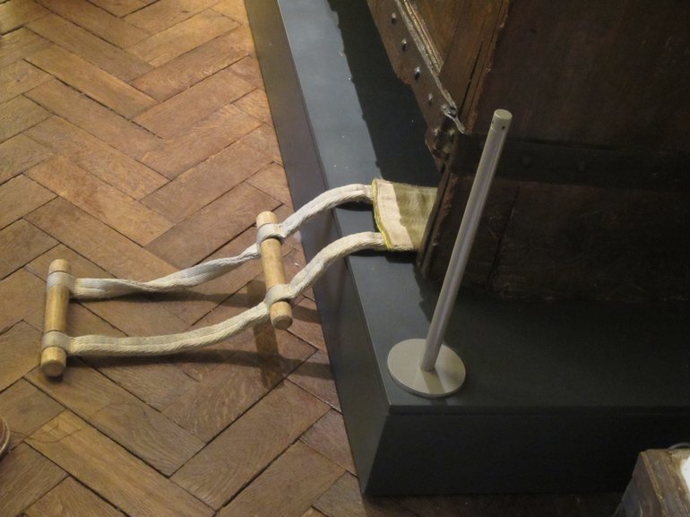 Lifting straps like these allow safer movement of large or heavy objects, safer for both the cubborde and the people doing the lifting!