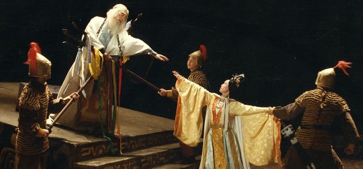 Two Samurai guards point spears at Lear (long robes, white hair and beard) at the top of some steps, while another drags Cordelia away. Lear reaches out to her outstretched hand.