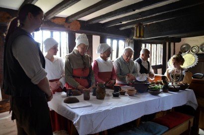 Queen Bess midday meal at Mary Arden's Farm