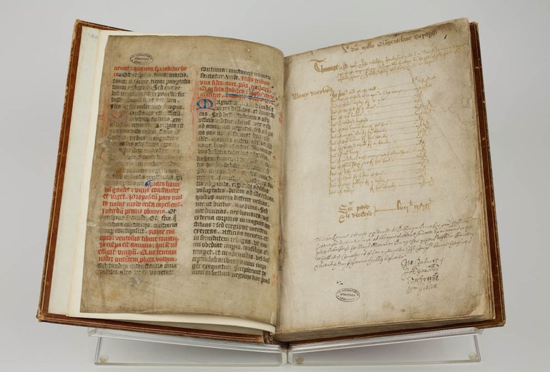 Minutes of the Council, Oct 1563-Feb 1594 and Chamberlain's Accounts, 1564-1589 including account of John Taylor and John Shakespeare 10 Jan 1563/4 referring to 'Item payd for defaysyng ymages in ye chappell'.